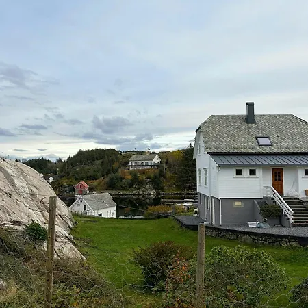 Seafront House From 1952 With Views In Veivag Ferienhaus Bekkjarvik