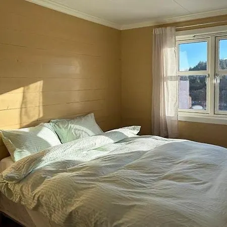 Seafront House From 1952 With Views In Veivag * Bekkjarvik