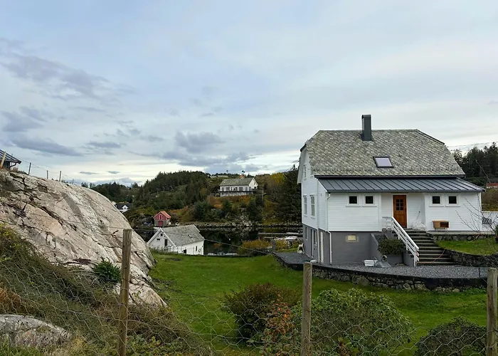 Seafront House From 1952 With Views In Veivag Prázdninový dům Bekkjarvik